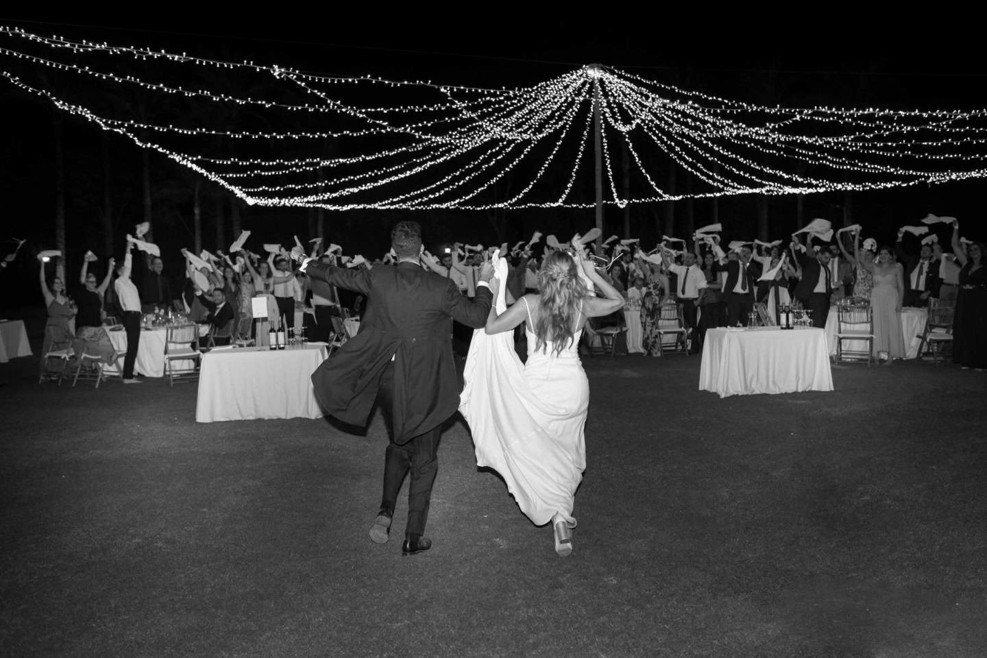 Novios felices, disfrutando su boda con Sevilla D Eventos