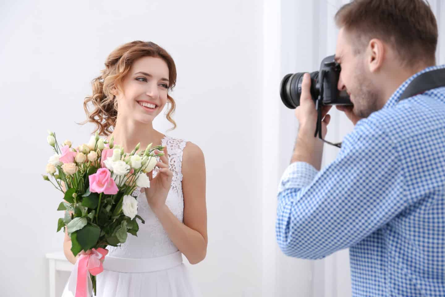 Couple souriant aux photographes de mariage à Séville